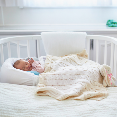 Est-il dangereux d'utiliser un réducteur de lit pour bébé ?