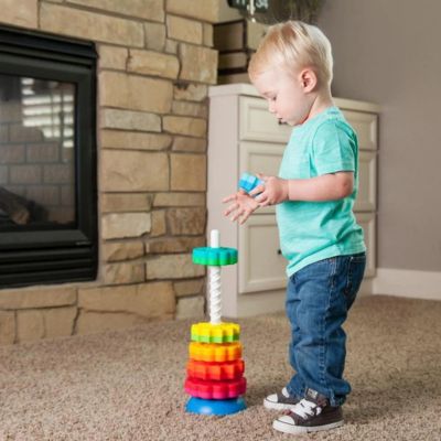Jouet-bebe-pyramide-a-empiler-bebe-s'amuse