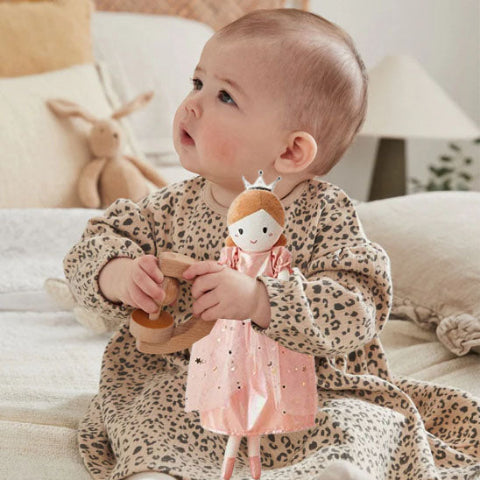 bebe-regarde-sa-maman-tenant-son-doudou-fille-couronne-dans-ses-bras