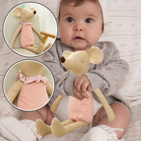 bebe-tient-doudou-dans-ses-mains-avec-détails-doudou