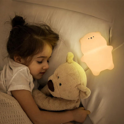 bebe veilleuse fille doudou se repose