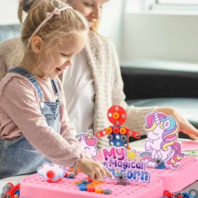 Une petite fille, souriante et captivée, utilise la perceuse électrique pour assembler les vis multicolores. Ses yeux brillent de curiosité et de joie alors qu'elle explore les nombreuses possibilités créatives offertes par les 228 accessoires du kit. Un moment magique de plaisir et d'apprentissage.