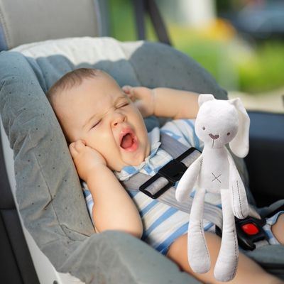 peluche-voiture-balade-bebe