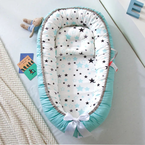 réducteur-de-lit-bébé-étoiles-bleu-clair 