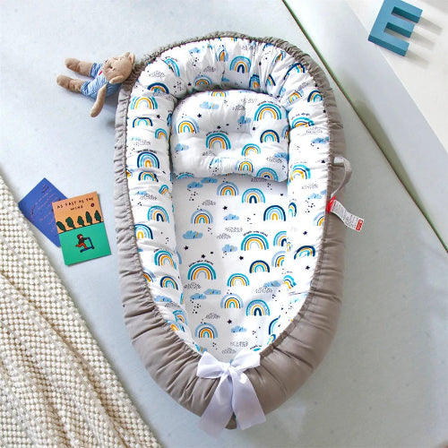 réducteur-de-lit-bébé-arc-en-ciel-fond-blanc