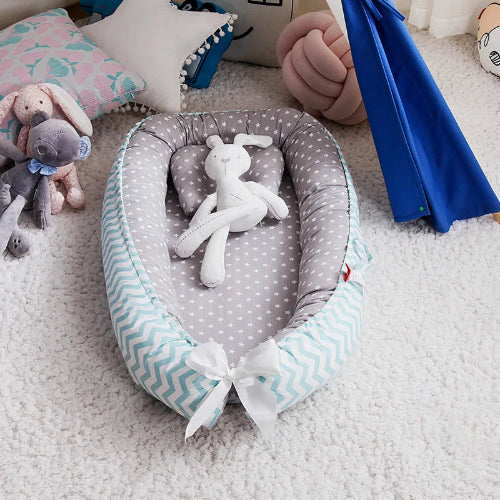 réducteur-de-lit-bleu-pastel-interieur-gris-doudou-lapin